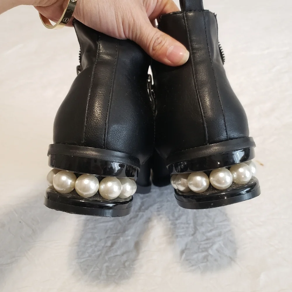BLACK BOOTIES SIZE 71/2